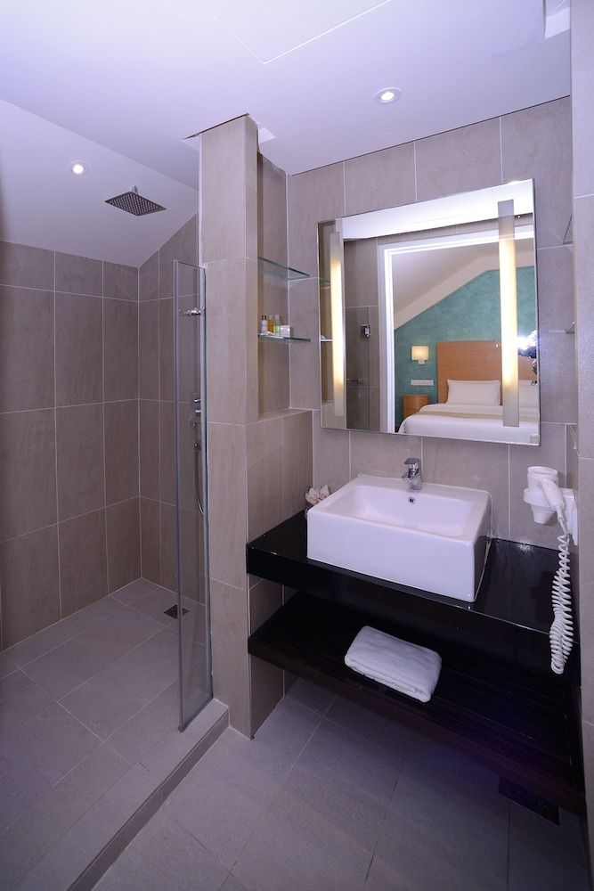 undefined Bella Vista Waterfront Resort 10