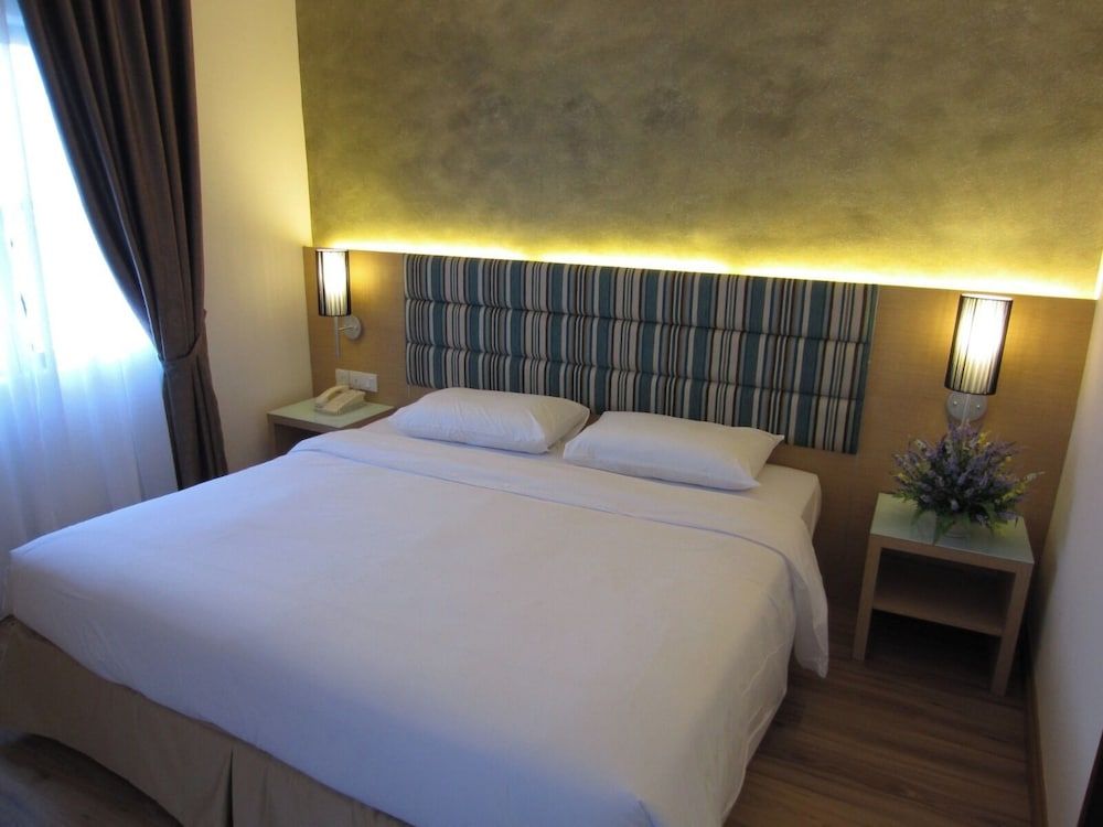 undefined Bella Vista Waterfront Resort