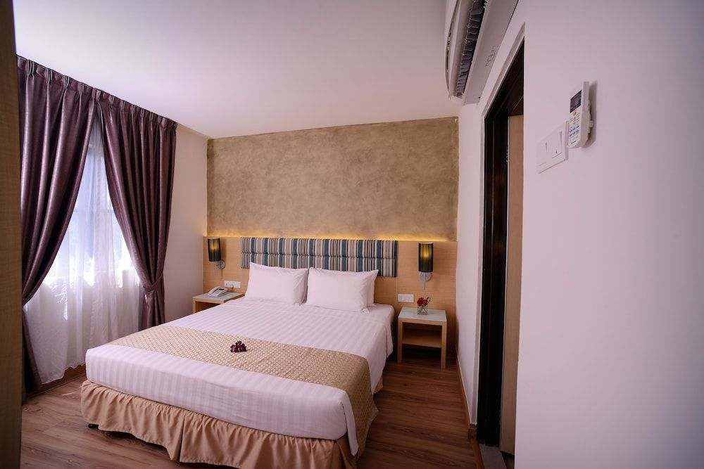 undefined Bella Vista Waterfront Resort 3