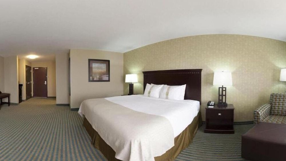 Standard Room, 1 King Bed, Accessible (Mobility Roll-In Shower)