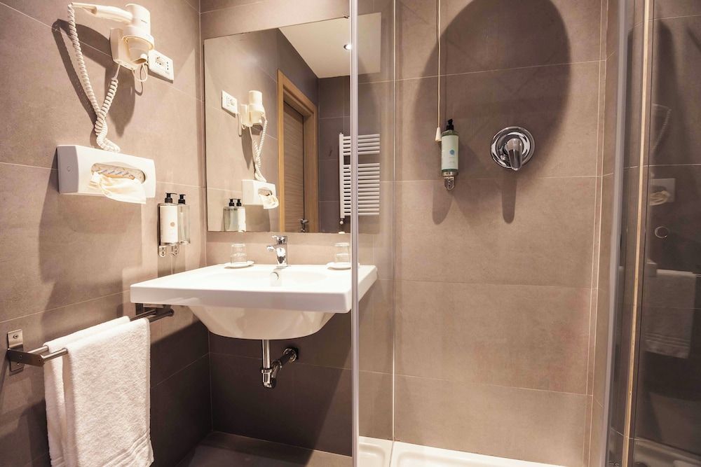 Genius Hotel Downtown Standard Double or Twin Room 8