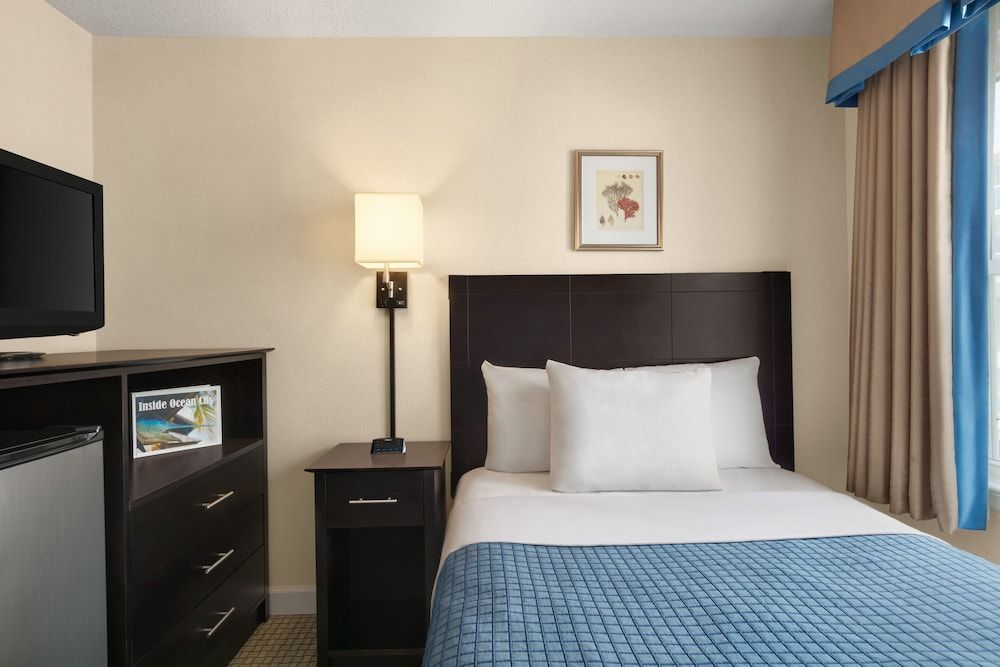 Harrison Hall Hotel Economy Room (8 x 8) 5