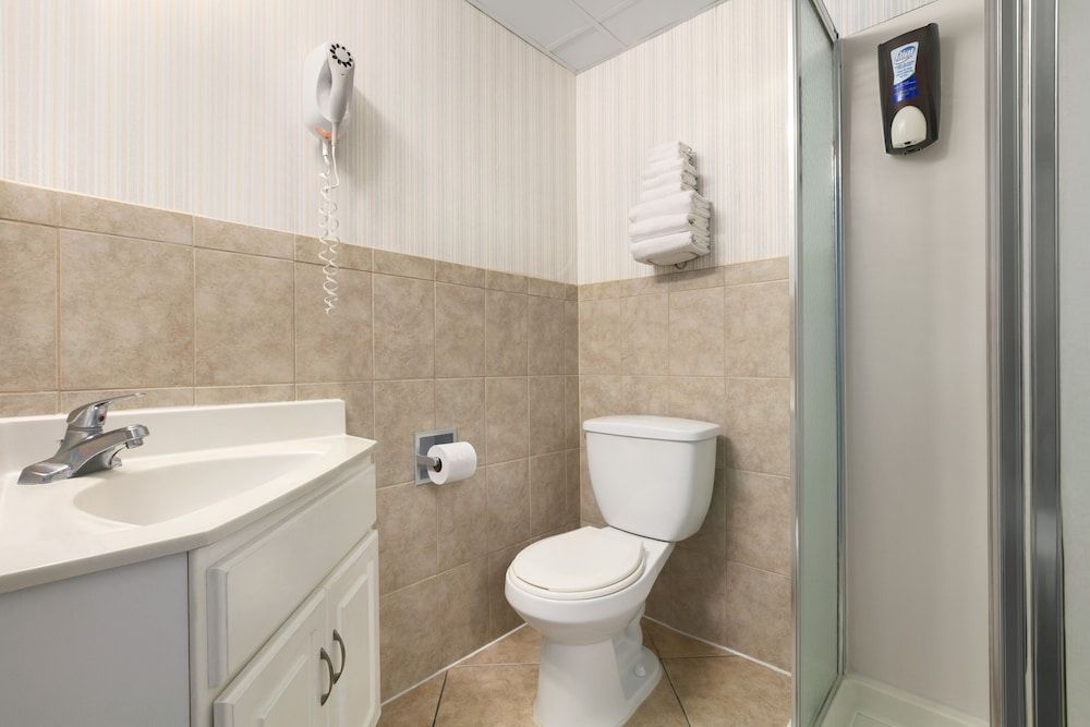 Harrison Hall Hotel Economy Room (8 x 8) 6