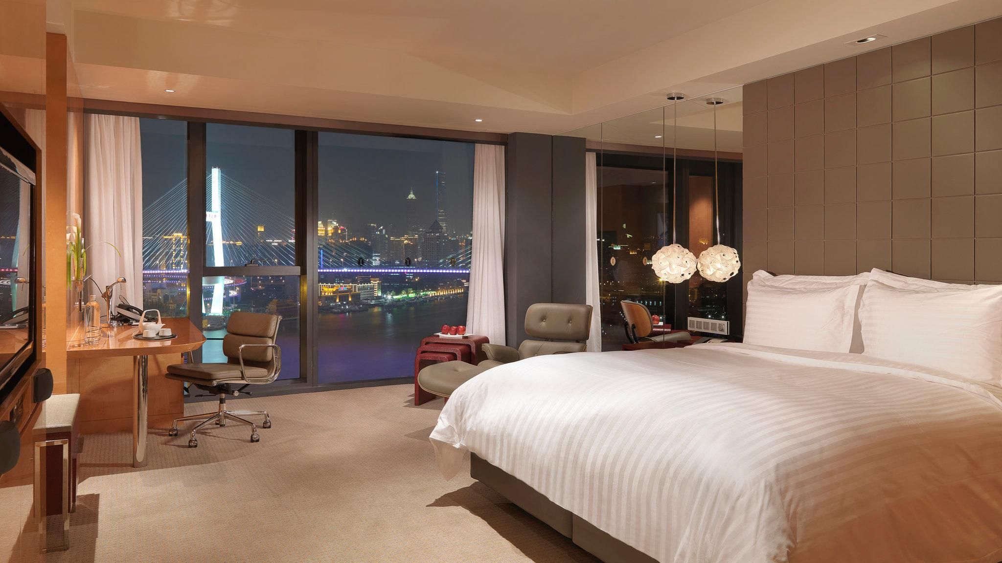1 King Premium River View Lounge Access