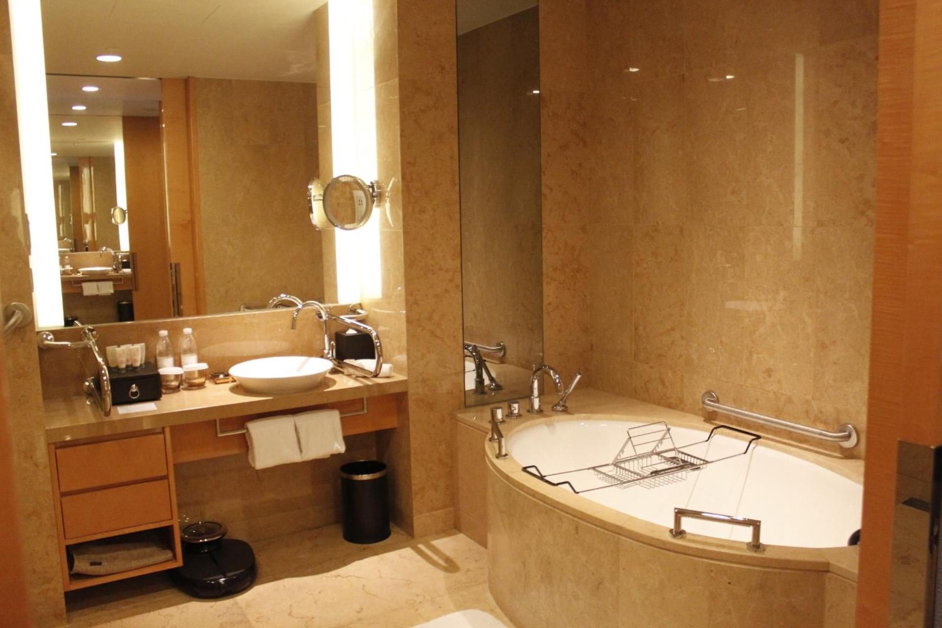 1 King Premium River View Lounge Access