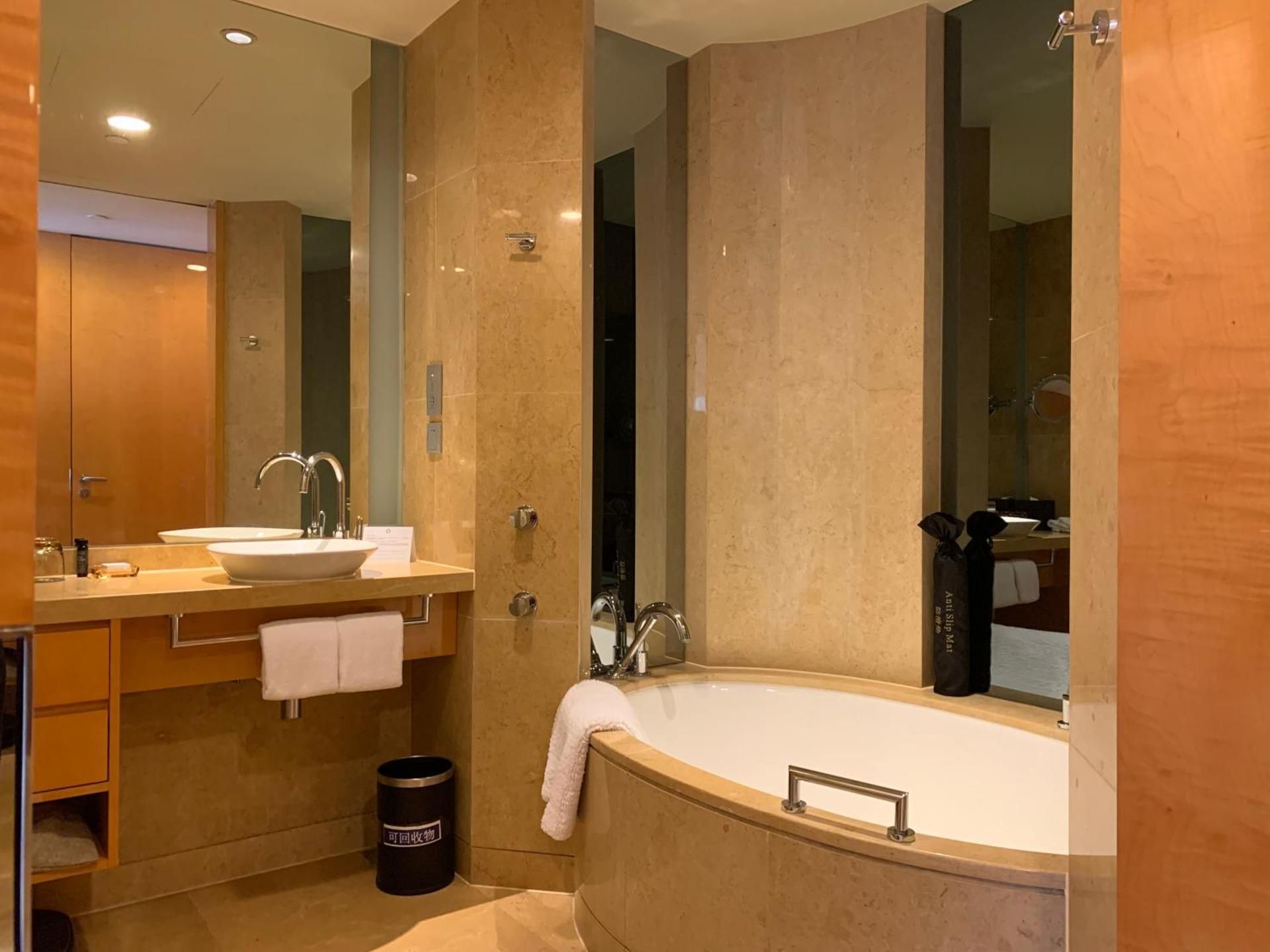 1 King Bed Classic River View High Floor