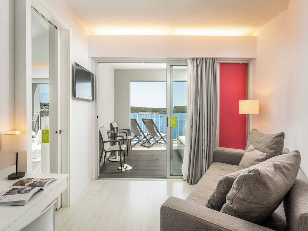 Suite with Sea and Pool View
