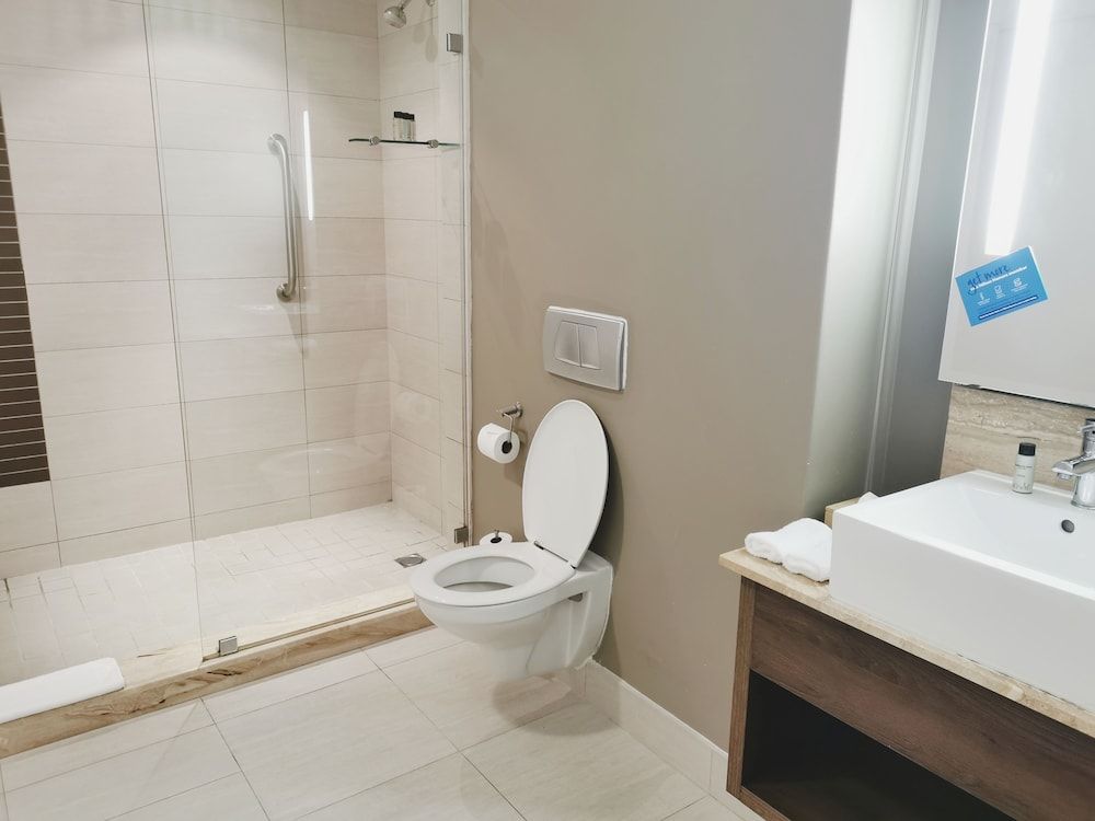 DoubleTree by Hilton Cape Town - Upper Eastside Room, 1 Queen Bed 5