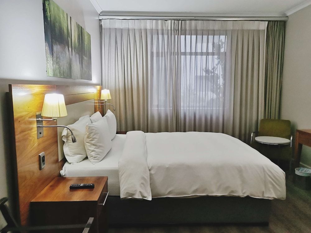 DoubleTree by Hilton Cape Town - Upper Eastside Room, 1 Queen Bed 3