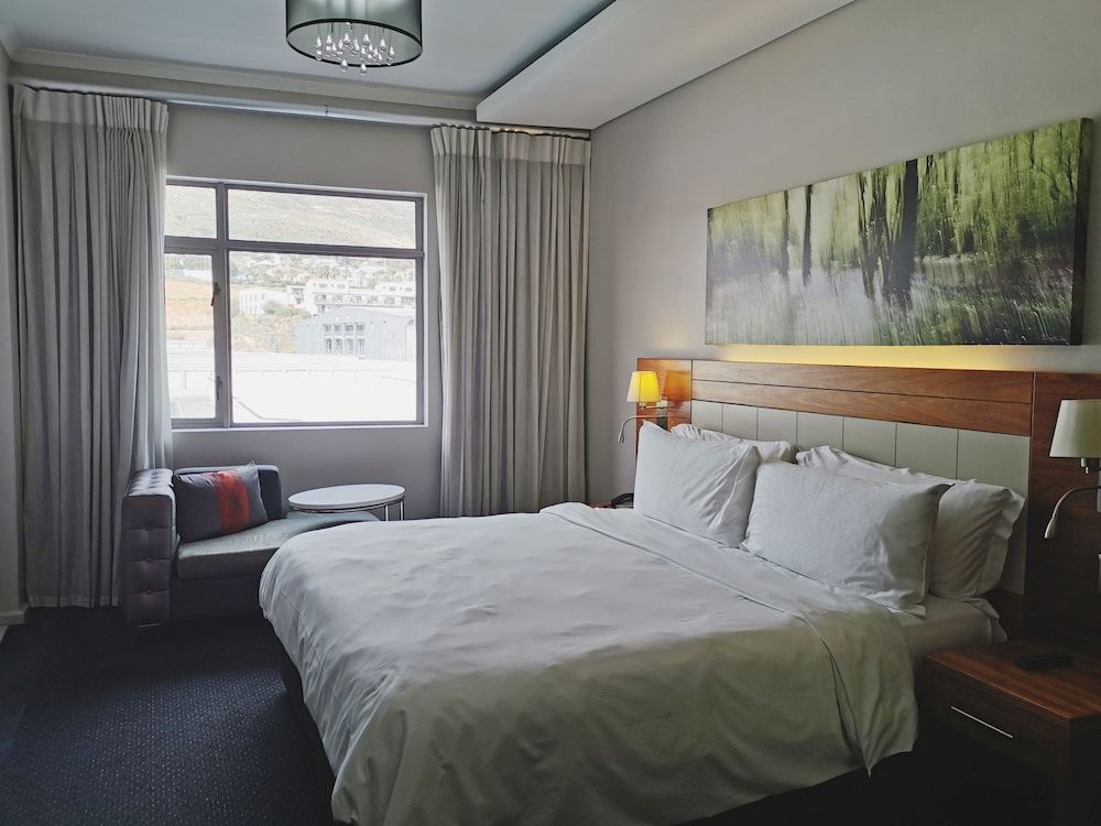 DoubleTree by Hilton Cape Town - Upper Eastside Room, 1 Queen Bed 4