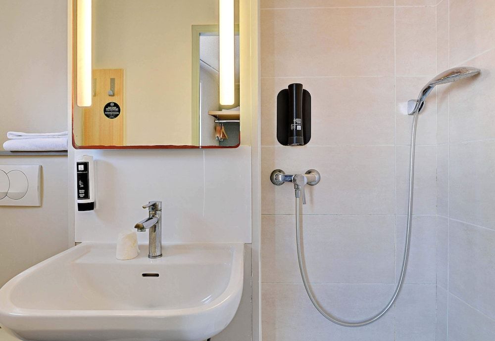 B&B HOTEL LE MANS Centre Twin Room, Non Smoking 6