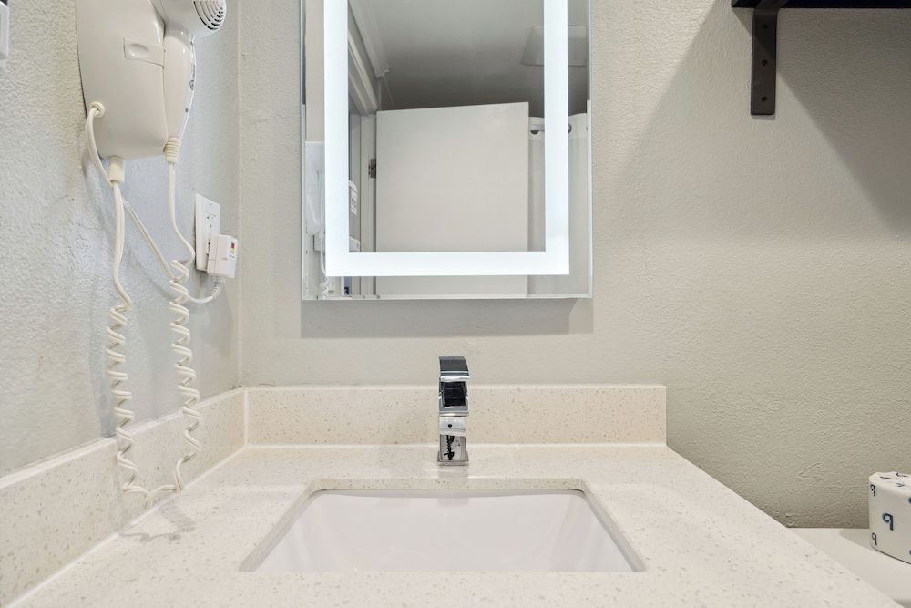 Bayhill Inn 1 Queen Bed Non Smoking 4