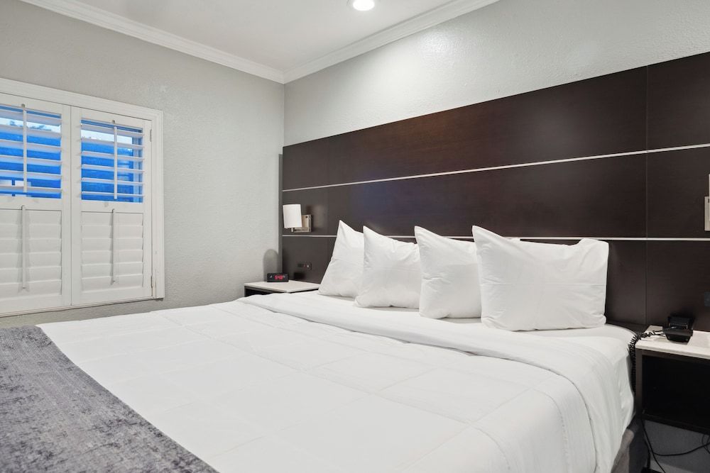 Bayhill Inn 1 Queen Bed Non Smoking 2