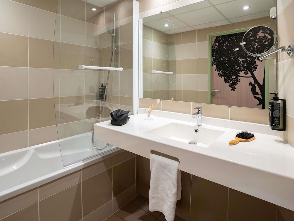 ibis Styles Guéret Family Room, Multiple Beds 5