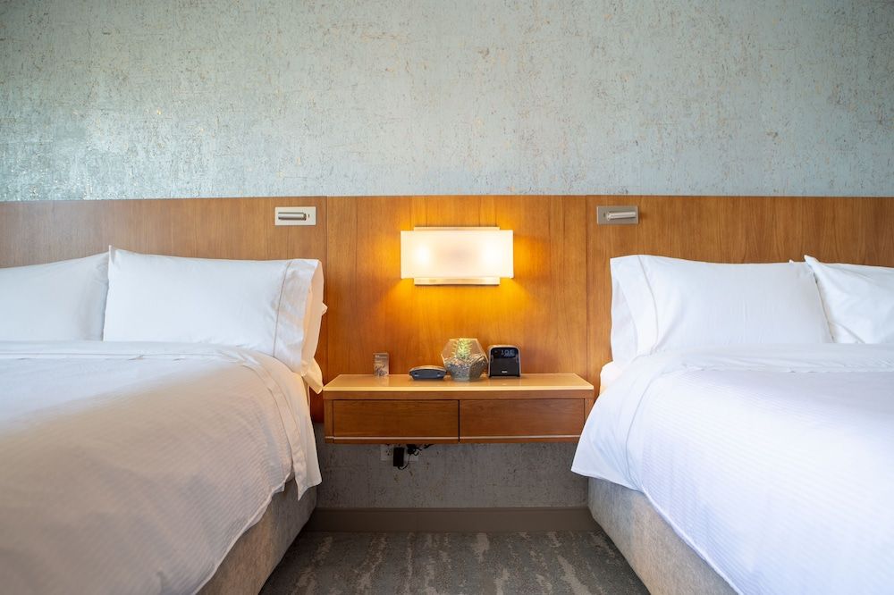 Deluxe Room, 2 Queen Beds (Mobility/Hearing Access, Roll-In Shwr)