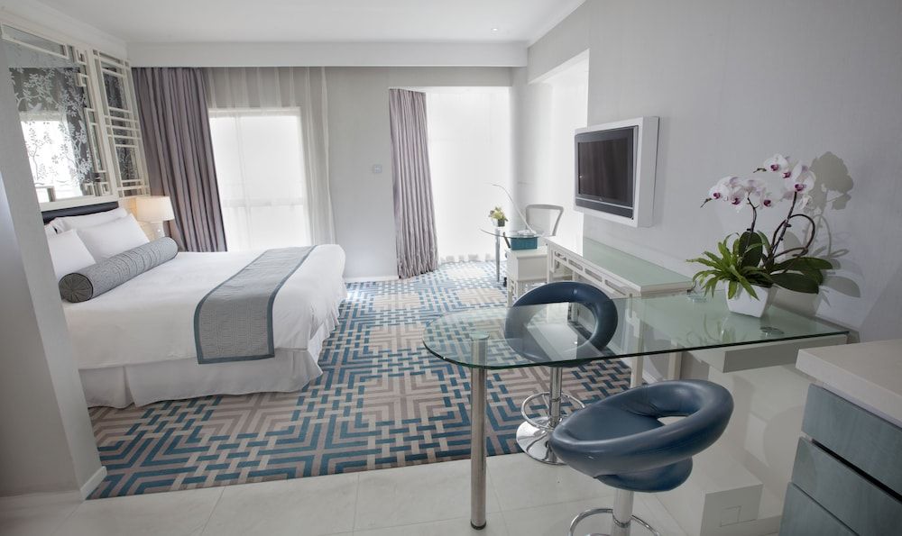 Dorsett Shanghai Deluxe City View King Room 4