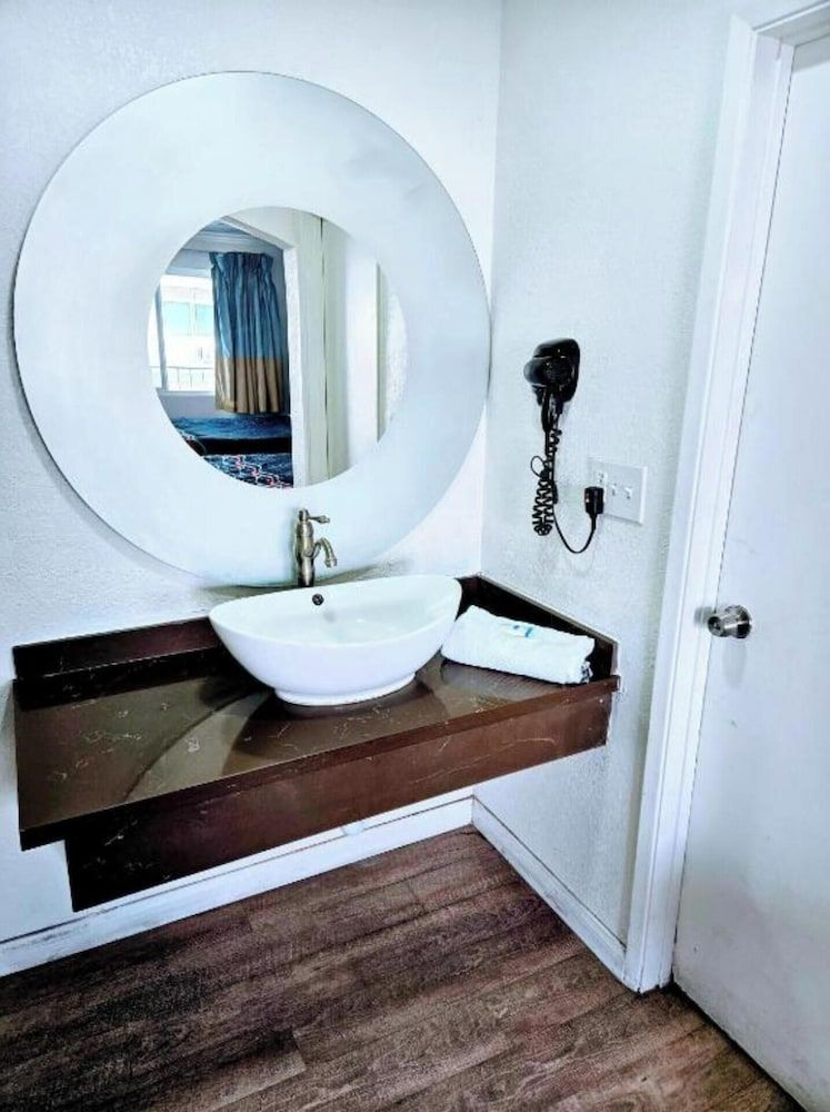 Room, 1 King Bed, Non Smoking, Kitchenette