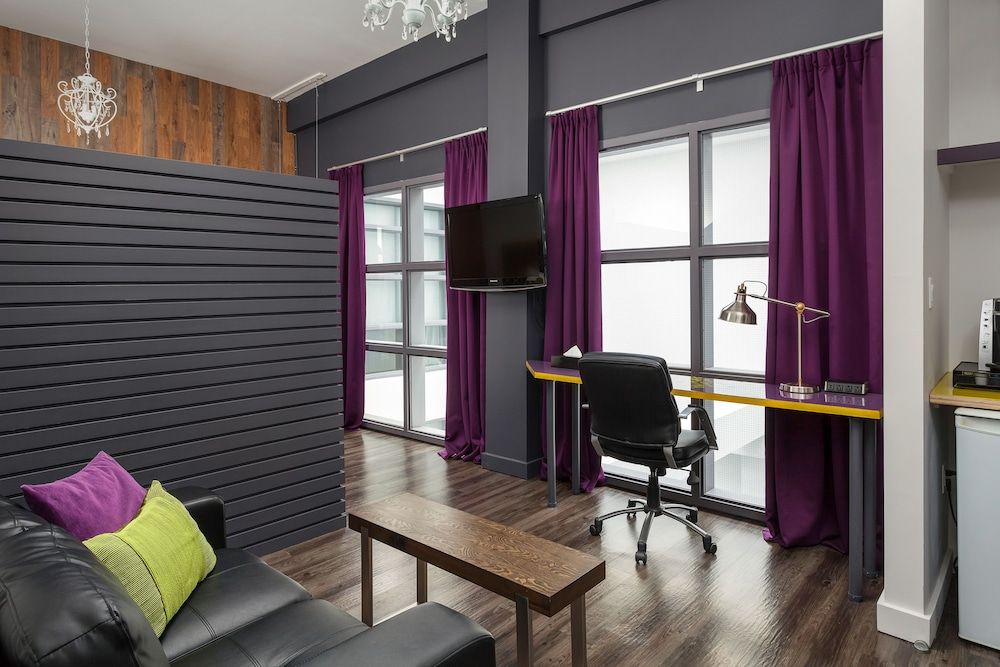 Hotel Metro Marvelous Room, Studio Suite, Queen Bed, Courtyard View 3