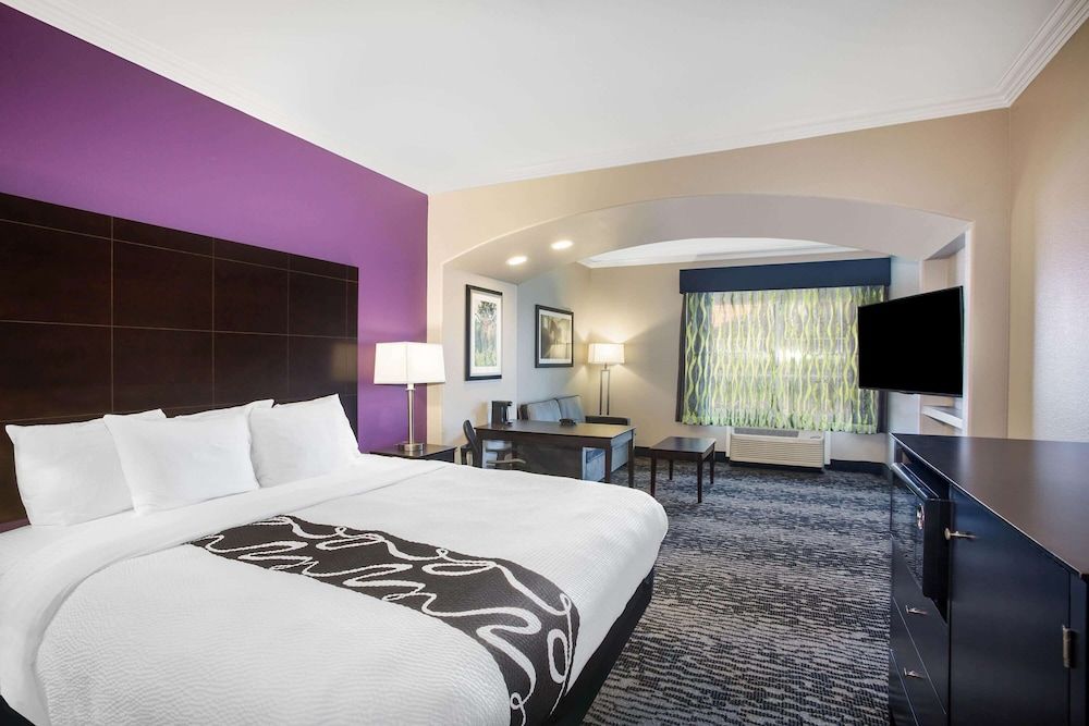 Deluxe Suite, 1 King Bed, Accessible, Non Smoking (Mobility,Hearing,Tub w/Grab Bars)