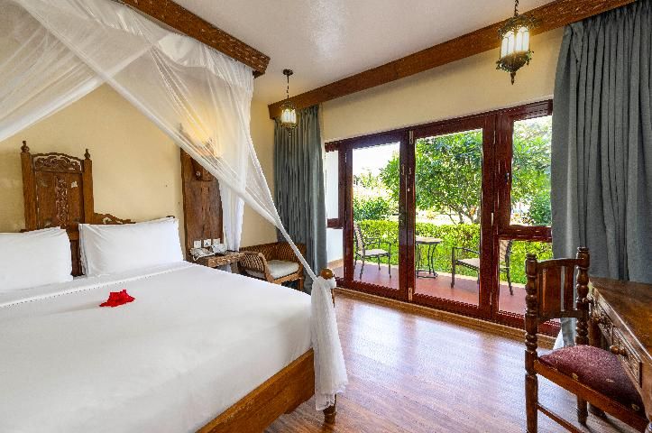 Guest room, 1 Queen, Pool view, Balcony