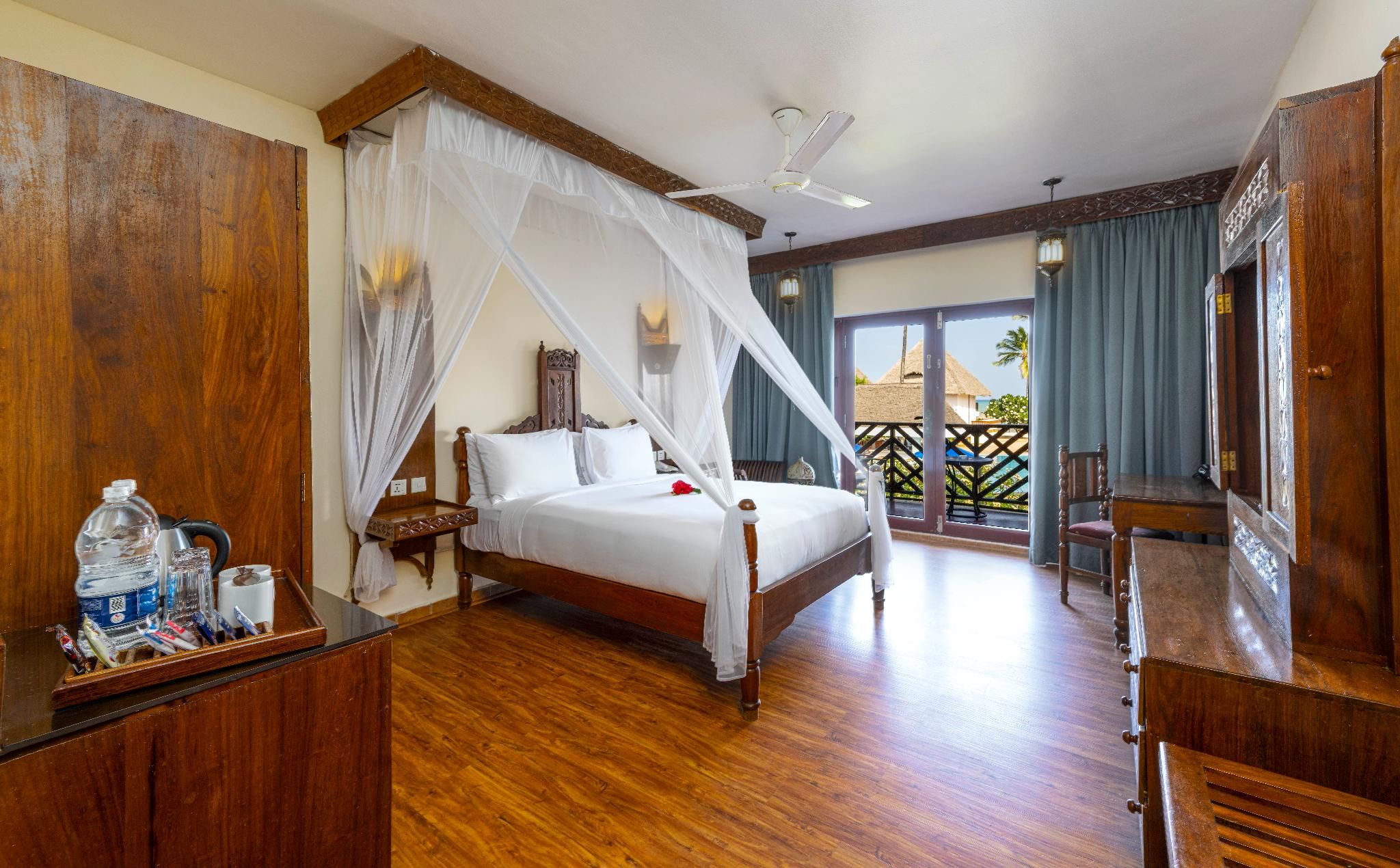 Guest room, 1 Queen, Partial ocean view, Balcony