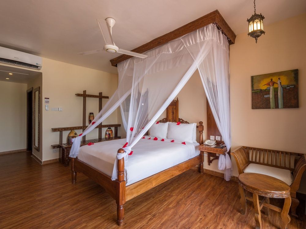 Room, 1 Queen Bed, Pool View (Balcony)