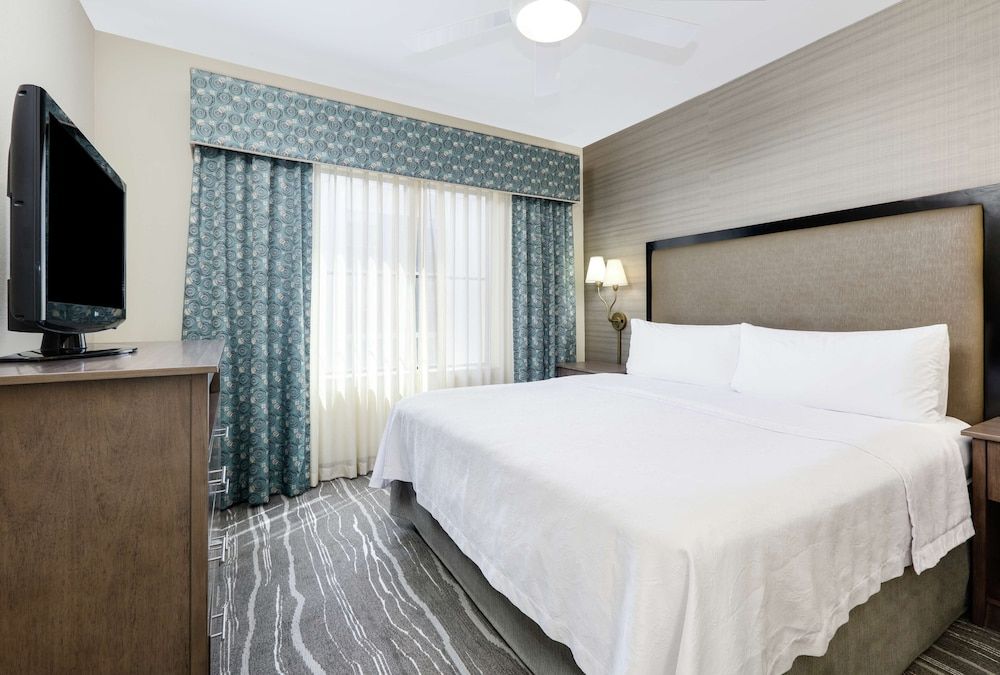 Suite, 1 King Bed with Sofa bed, Accessible (Mobility & Hearing, Roll-in Shower)