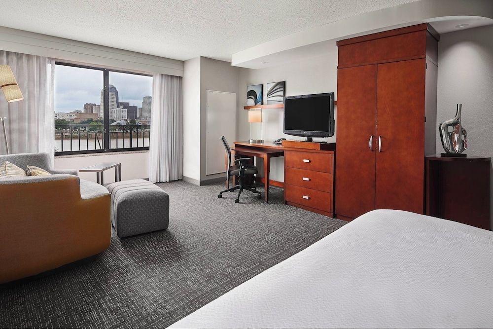 Room, 1 King Bed with Sofa bed, Non Smoking (Mobility/Hearing Access, Roll-in Shwr)