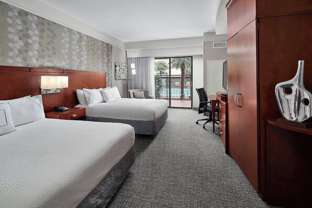 Room, 2 Queen Beds, Non Smoking (Mobility/Hearing Access, Roll-in Shwr)