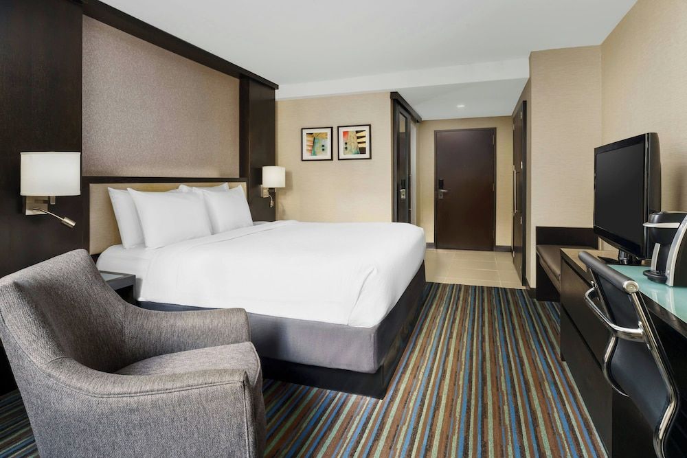 Executive Suite, 1 King Bed (Mobility/Hearing Access, Roll-in Shwr)