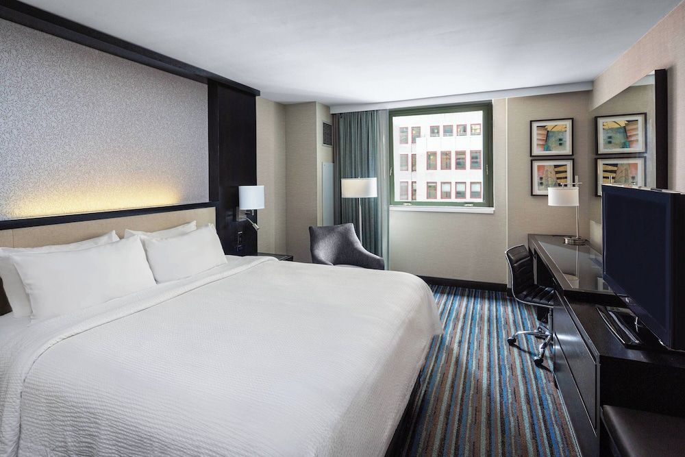 Courtyard by Marriott New York Manhattan/Times Square Room, 1 King Bed 6