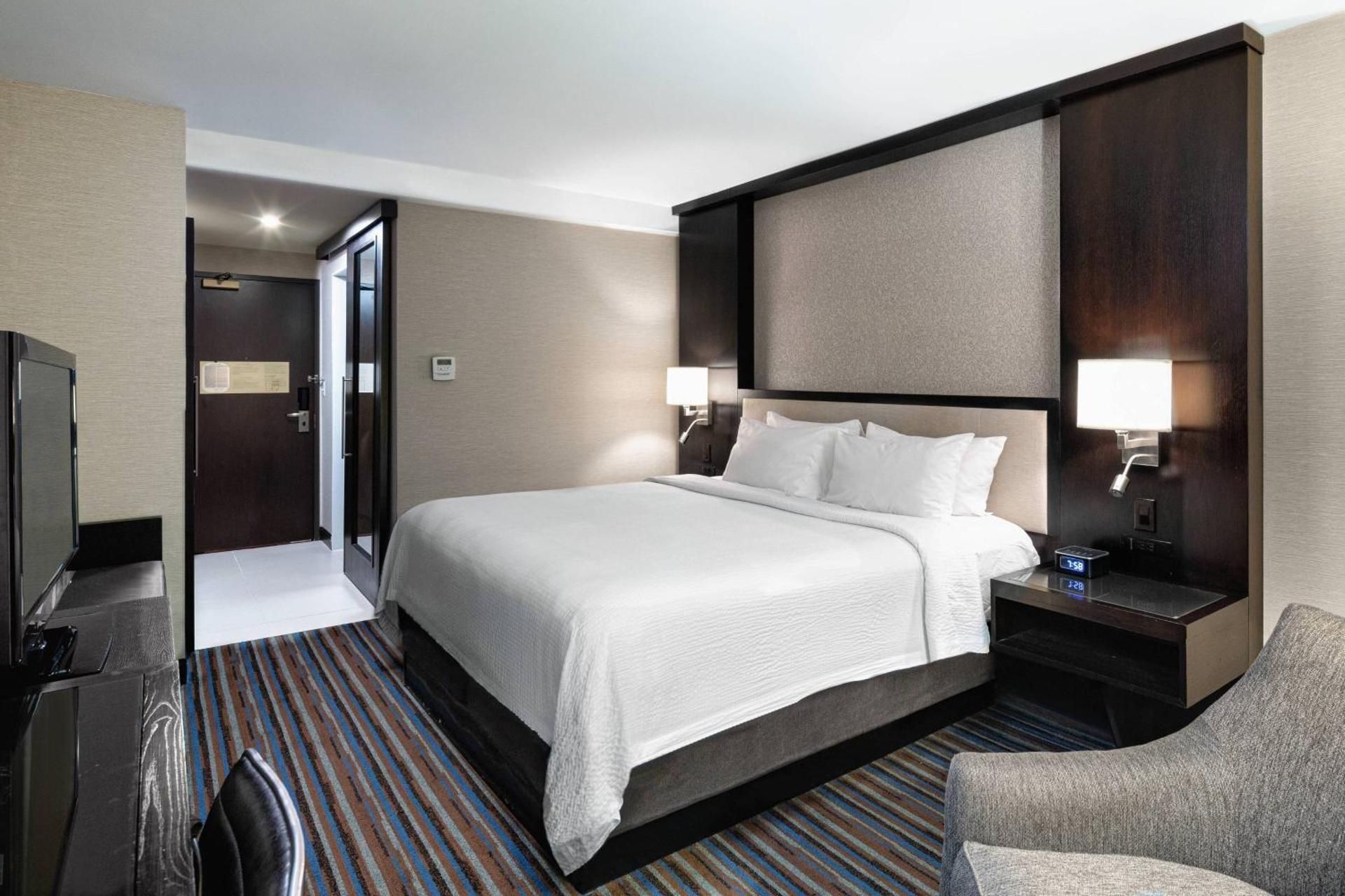 King Room with Adapted Tub - Mobility and Hearing Accessible