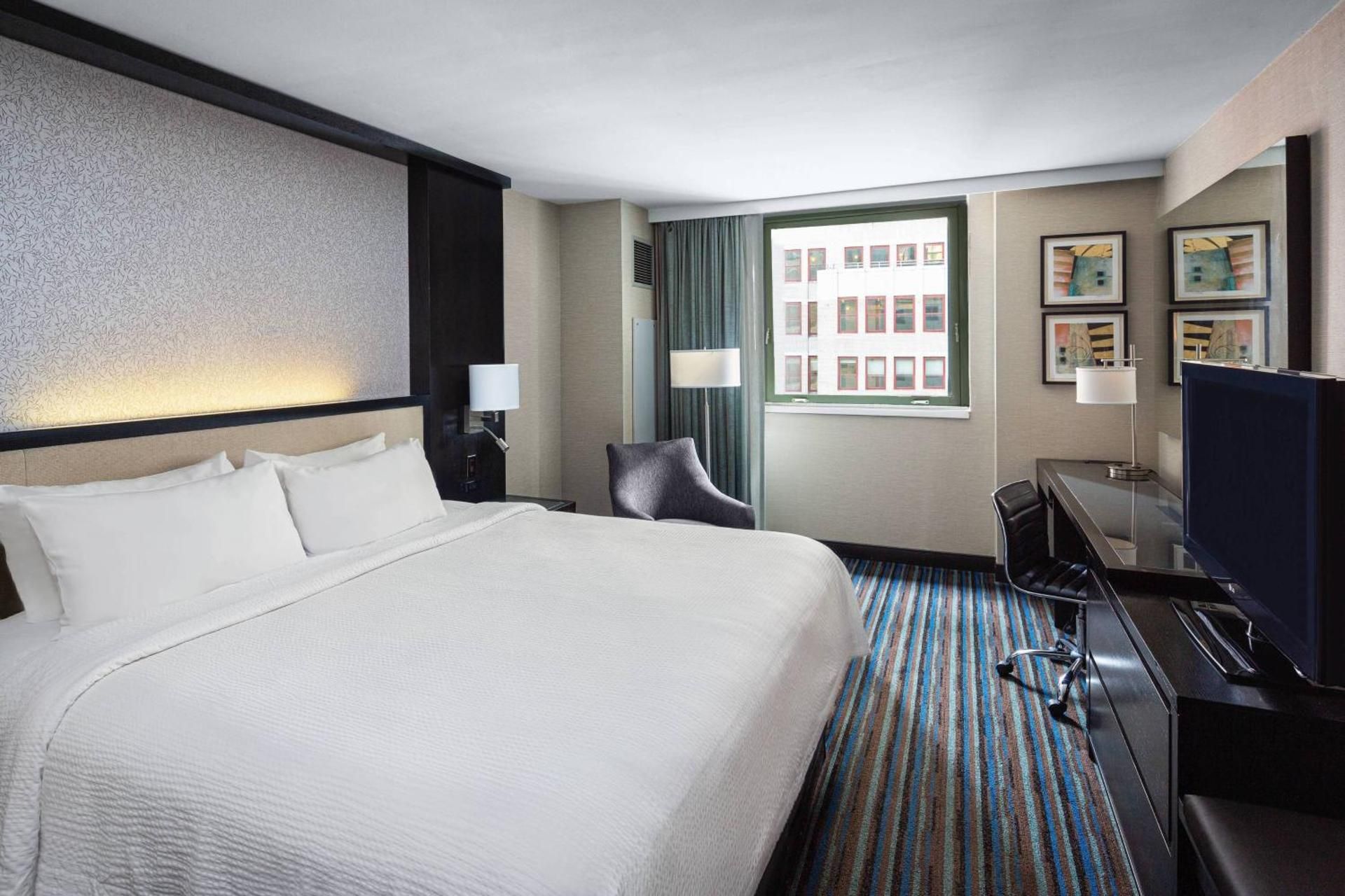 King Room with Adapted Tub - Mobility and Hearing Accessible