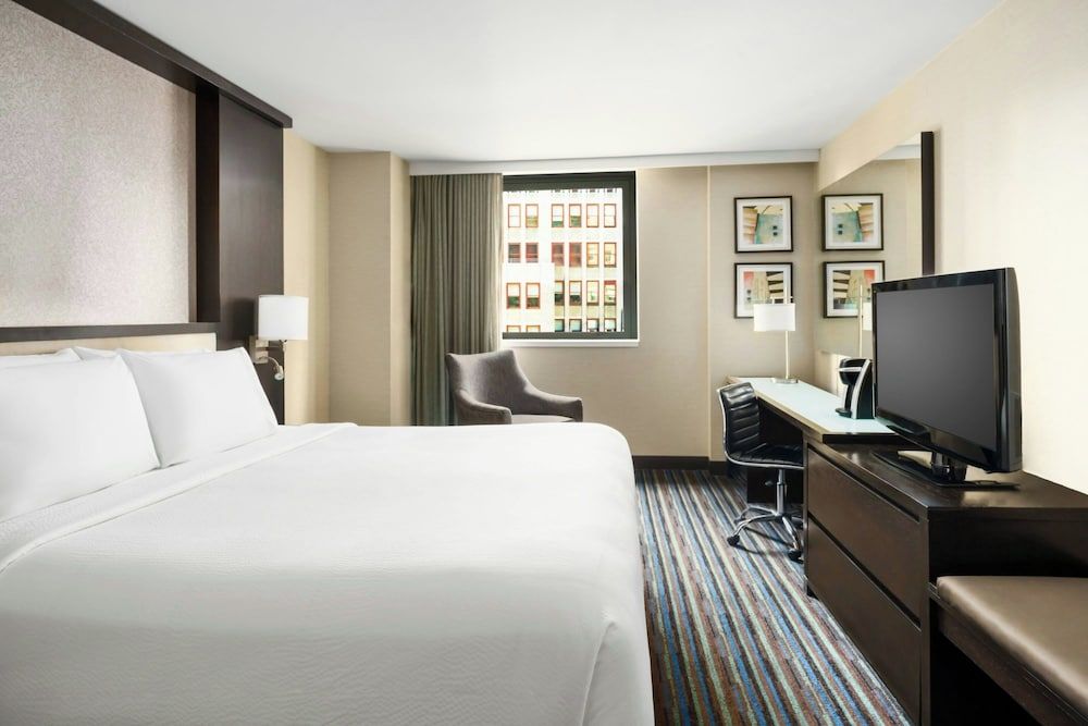 Courtyard by Marriott New York Manhattan/Times Square Room, 1 King Bed 8