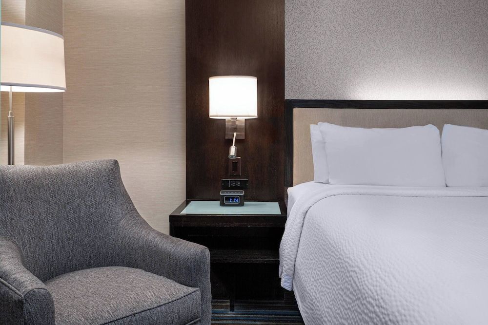 Courtyard by Marriott New York Manhattan/Times Square Room, 1 King Bed 9