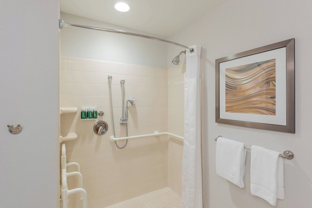 Room, 2 Queen Beds, Non Smoking (Mobility/Hearing Access, Roll-In Shwr)