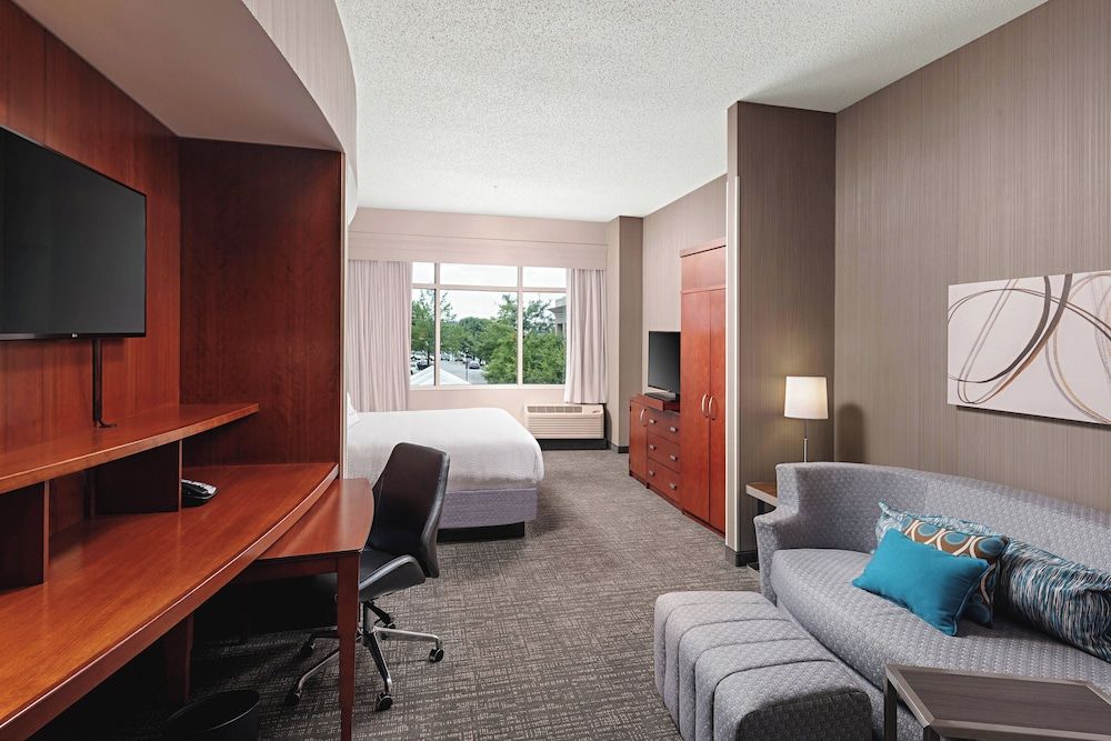 Junior Suite, 1 Bedroom, Non Smoking, Courtyard View (Mobility/Hearing Access, Roll-in Shwr)