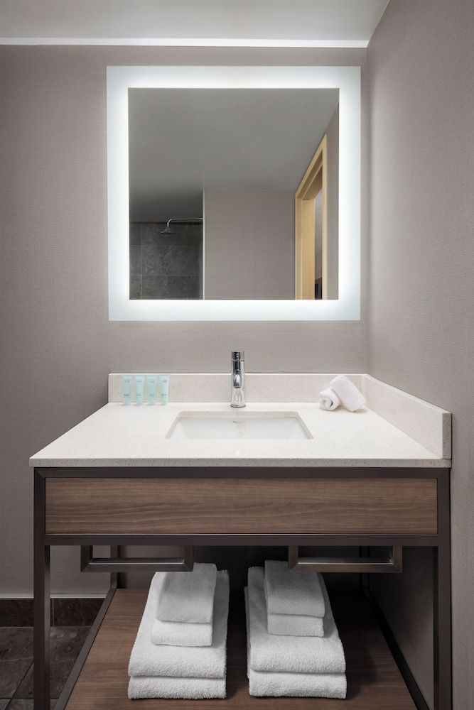 Grande Rockies Resort - Bellstar Hotels & Resorts Guest Room, 1 King Bed (not in main lodge) 4