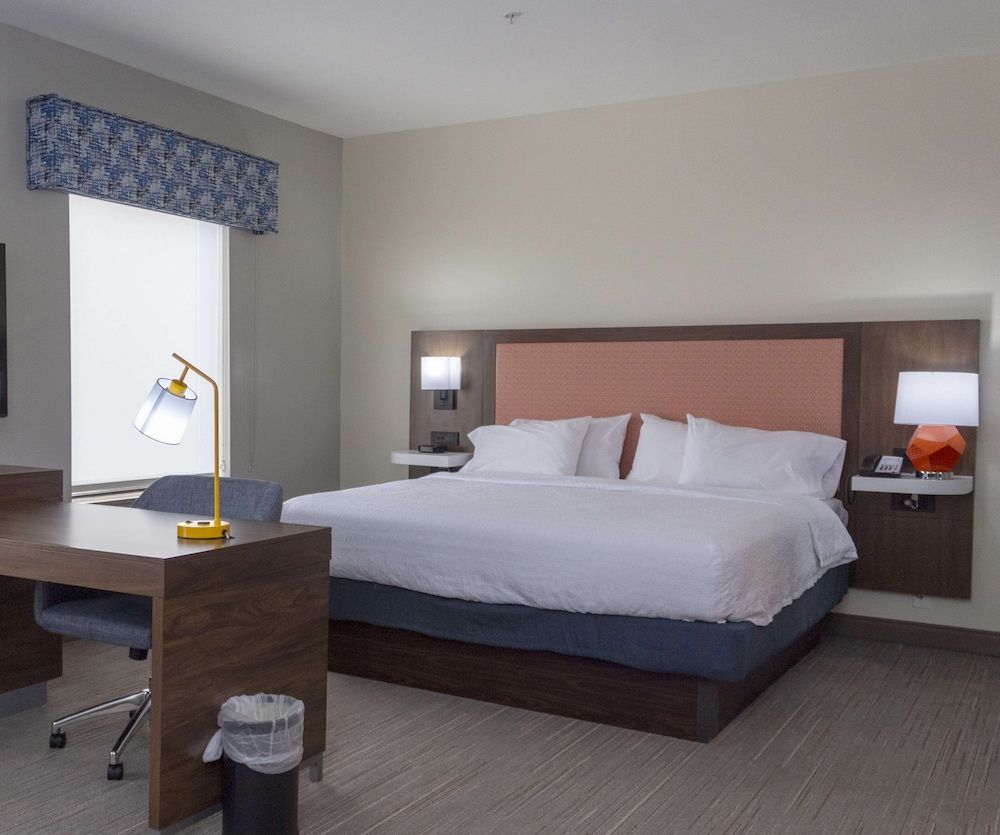 Room, 1 King Bed, Non Smoking (Drinks and Snacks)