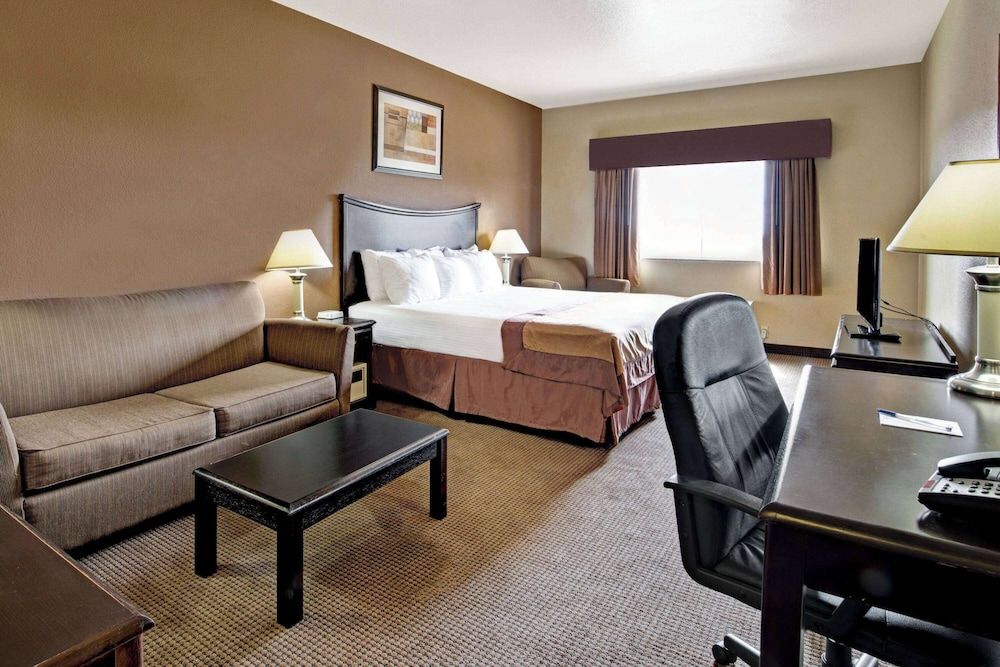Suite, 1 King Bed, Accessible, Non Smoking (Mobility,Hearing,Roll-In Shower)