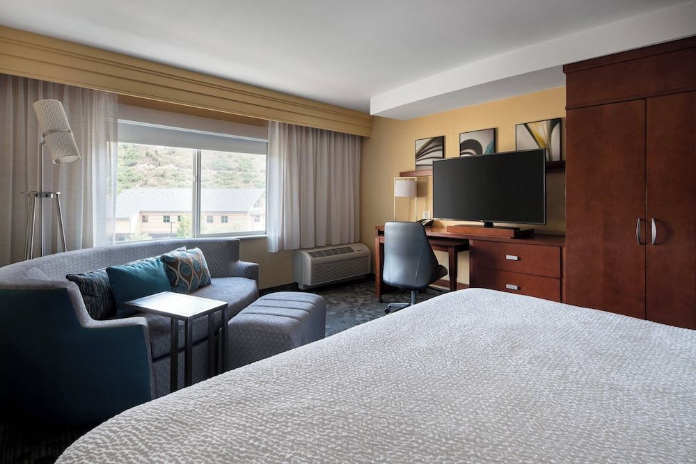 Room, 1 King Bed with Sofa bed, Mountain View (Mobility/Hearing Access, Roll-In Shwr)