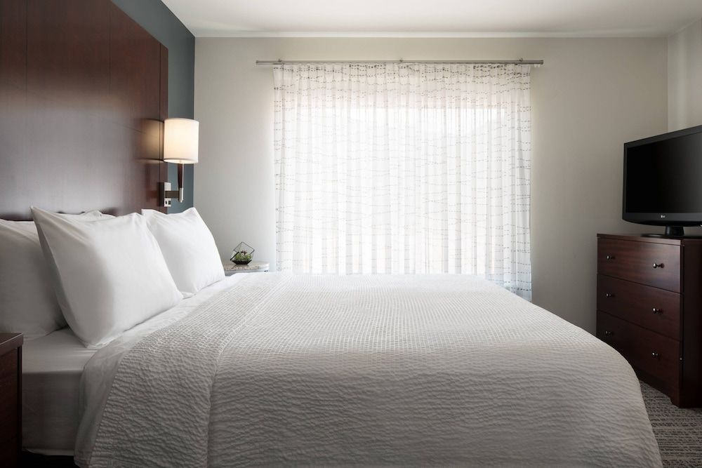 Suite, 2 Bedrooms (Mobility/Hearing Access, Roll-In Shwr)