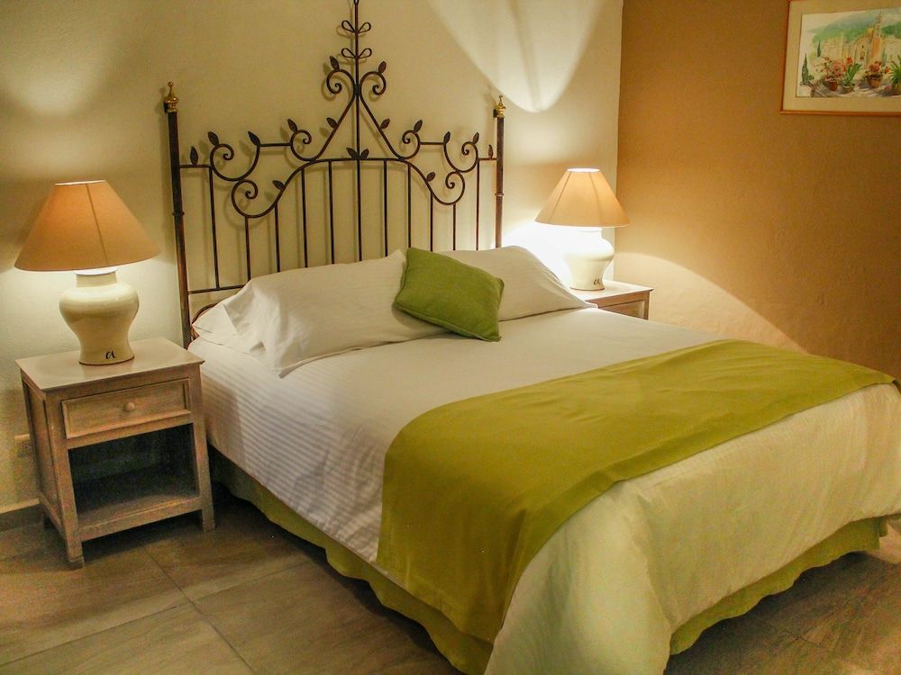 Room (Escondido)