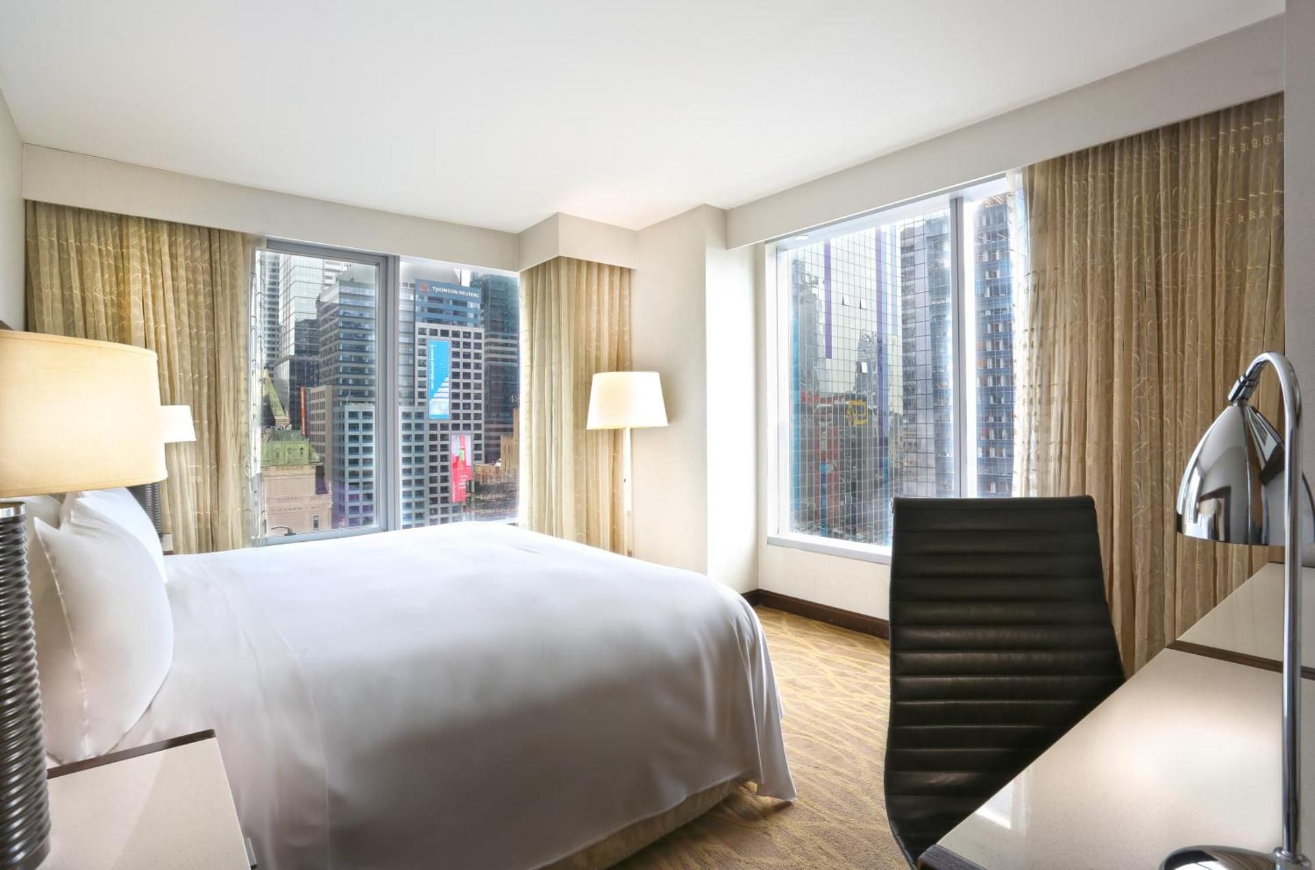 1 King Premium Corner Midtown View