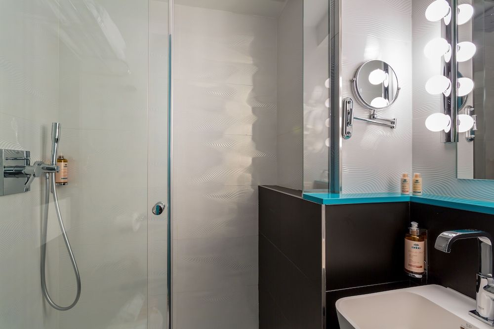 La Parizienne Standard Double Room 11