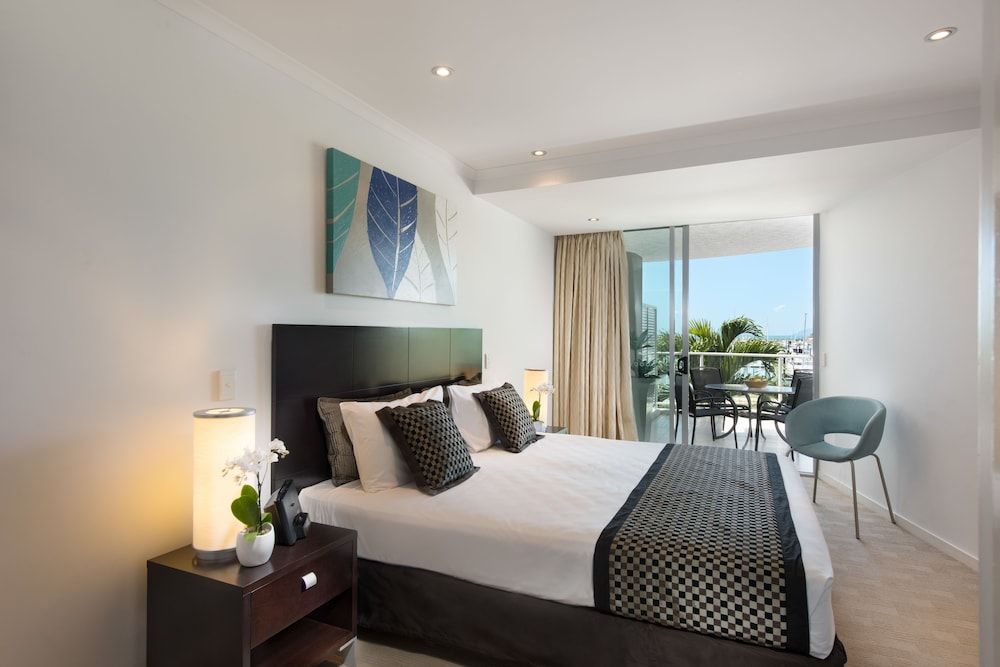 1 Bedroom Marina View Spa Apartment