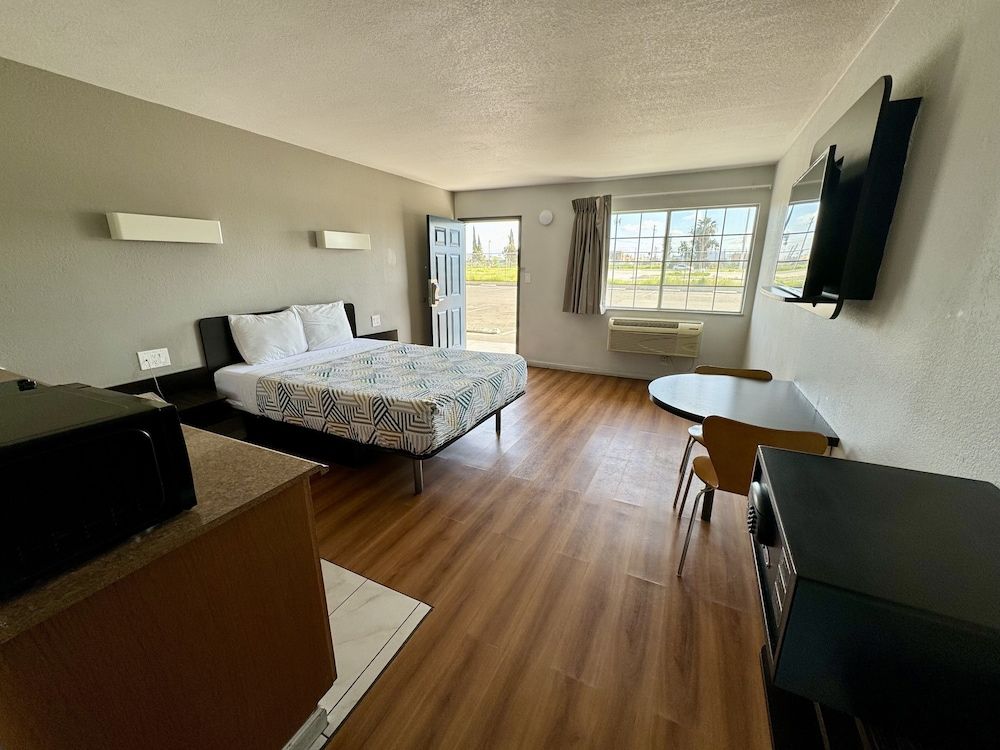 Deluxe Room, 1 Queen Bed, Non Smoking, Kitchenette
