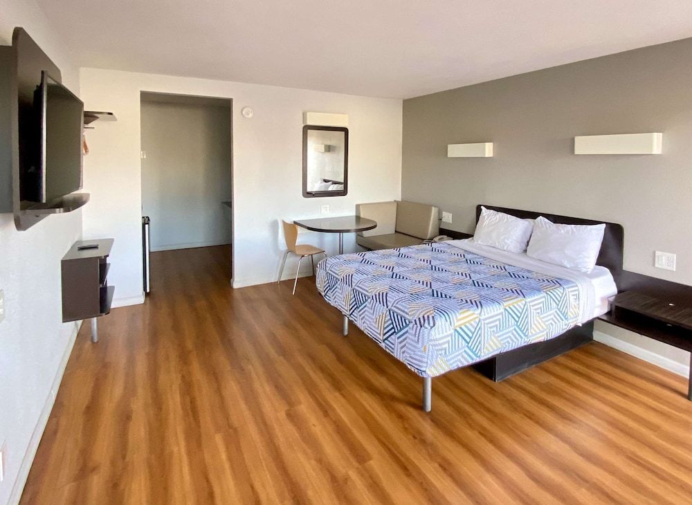 Deluxe Room, 1 Queen Bed, Non Smoking, Refrigerator & Microwave
