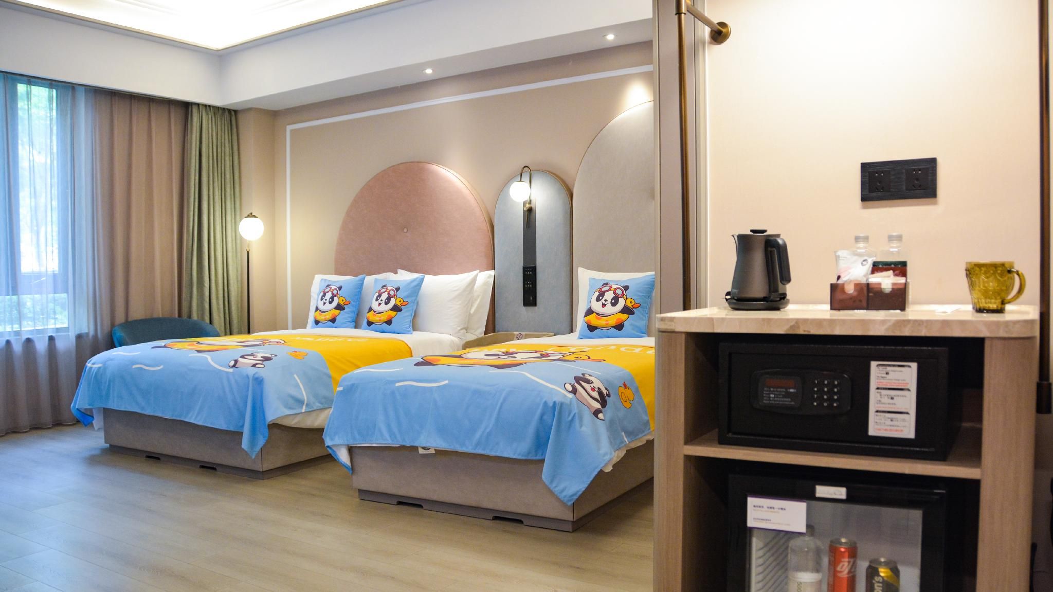 Family room with 1 double bed and 1 single bed