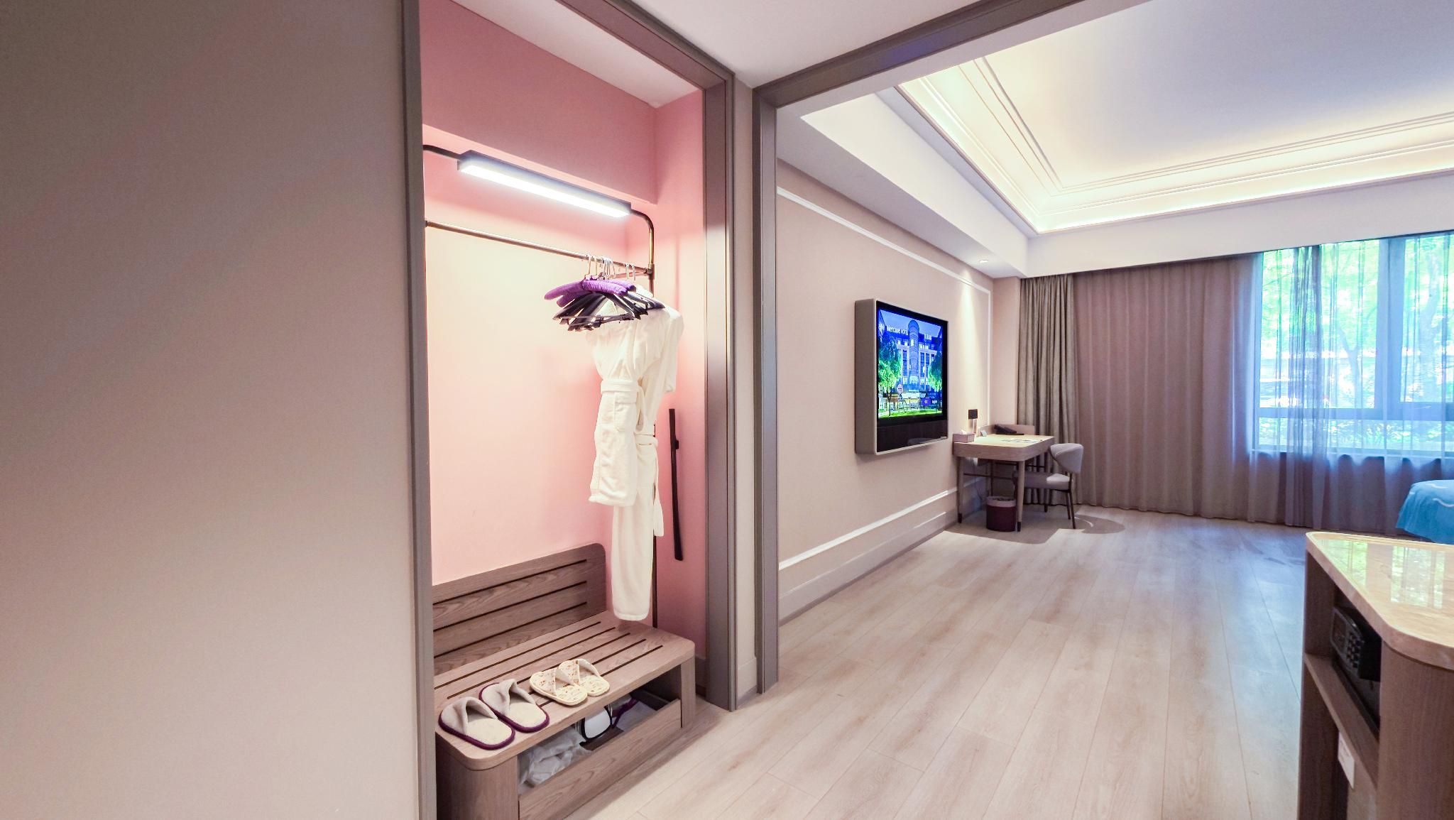 Family room with 1 double bed and 1 single bed